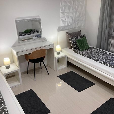 Apartman Sonas With Free Private Parking Карловаць Екстер'єр фото