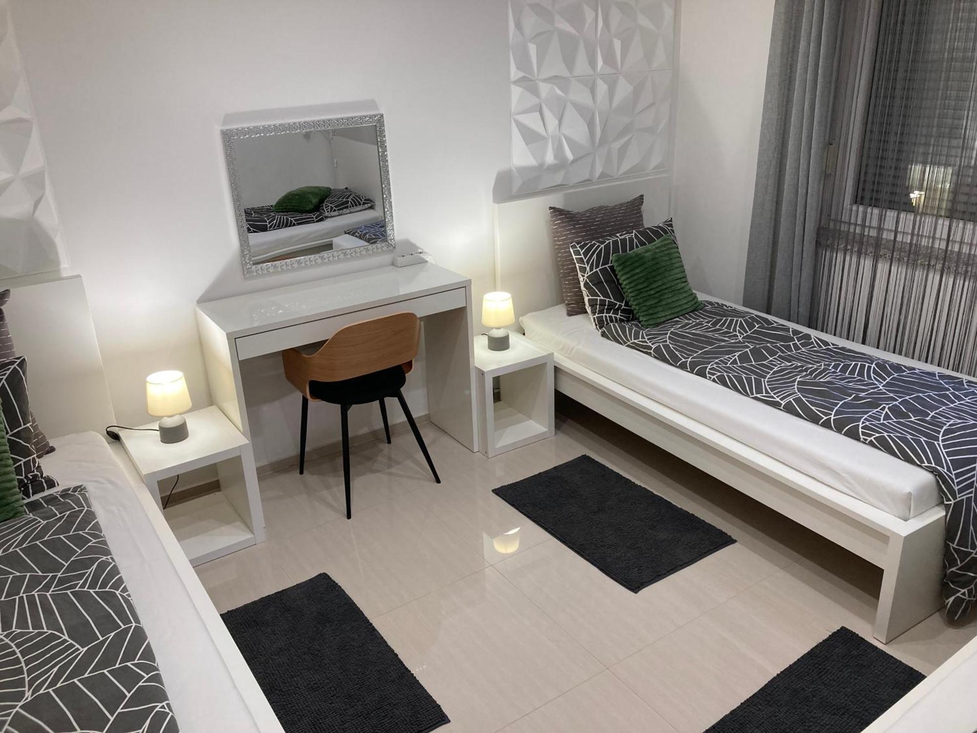 Apartman Sonas With Free Private Parking Карловаць Екстер'єр фото