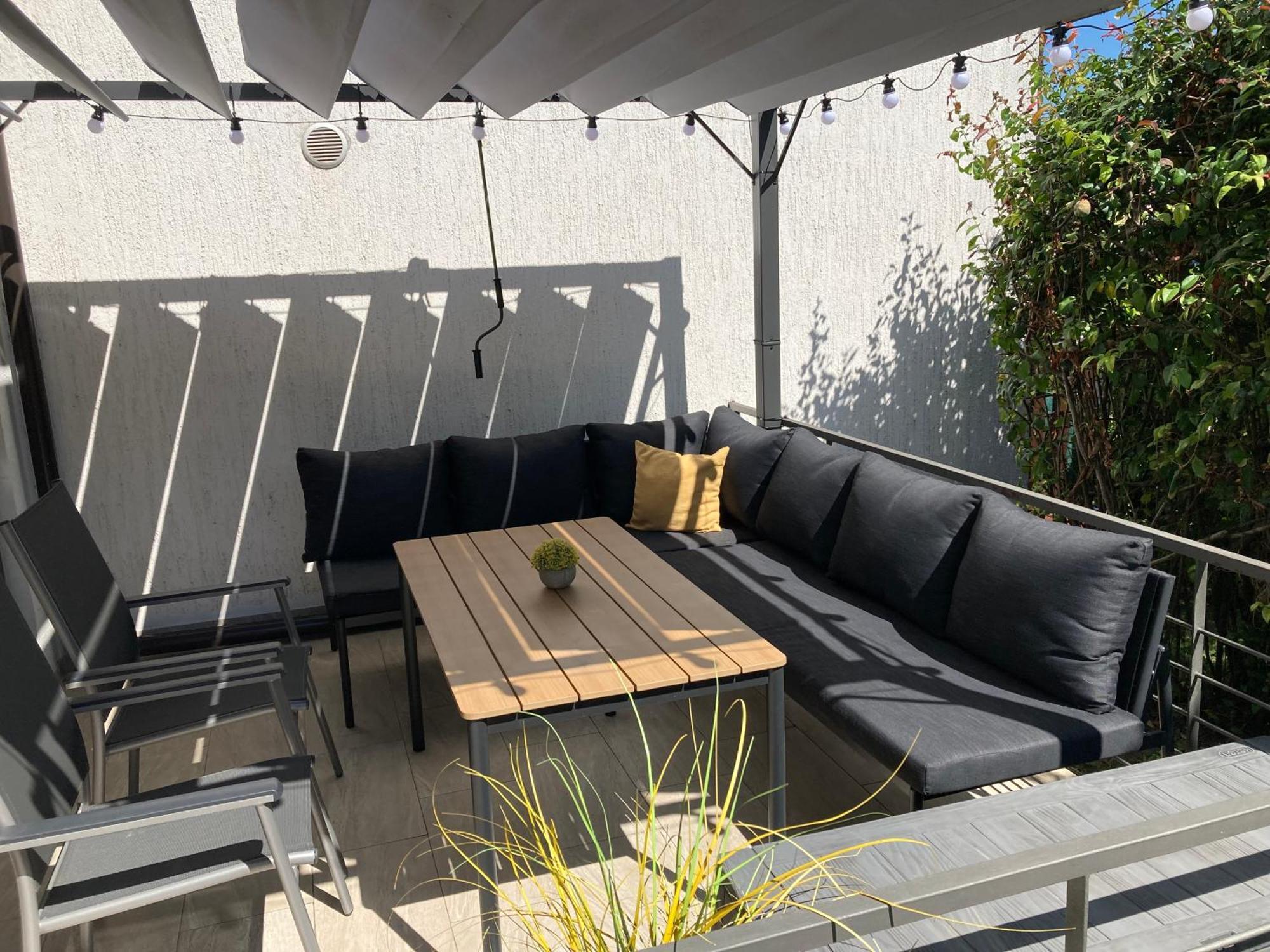 Apartman Sonas With Free Private Parking Карловаць Екстер'єр фото